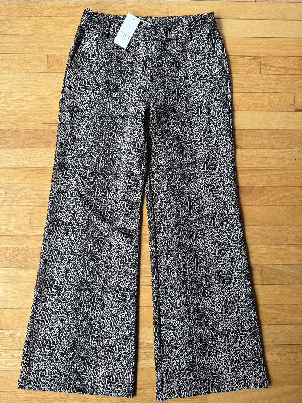 NWT Vici high rise leopard print wide leg trouser pants L